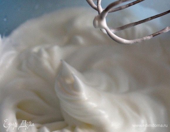 Взбить яичные белки с ложкой сахара из общей массы для меренги в крепкую пену.