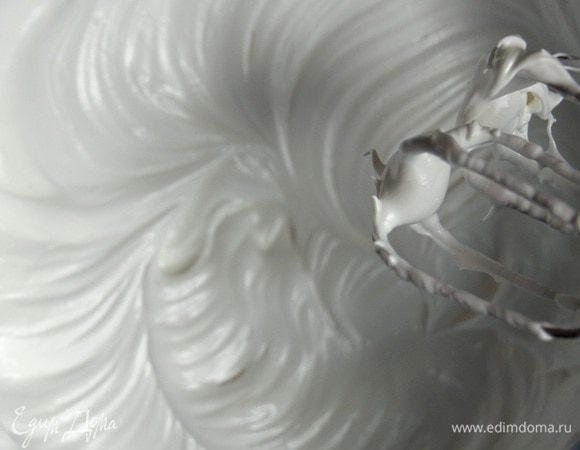 Если вам кажется, что белки уже взбиты достаточно, взбивайте дальше — на белках должны оставаться разводы, которые не пропадают.