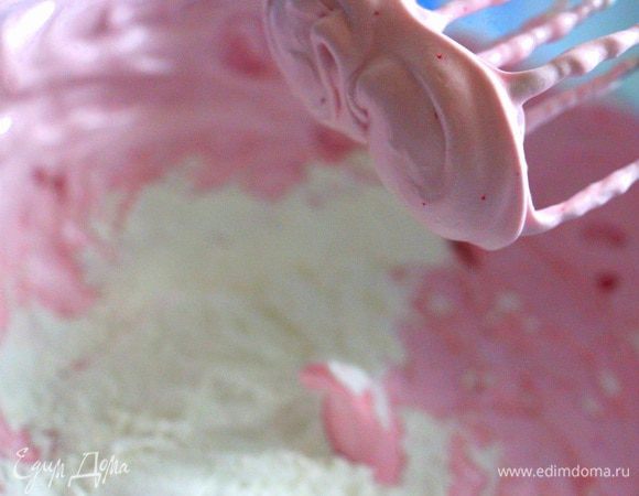 Добавьте краситель. Взбейте дальше. Добавьте кукурузный крахмал. И аккуратно все перемешайте (долго взбивать не нужно).