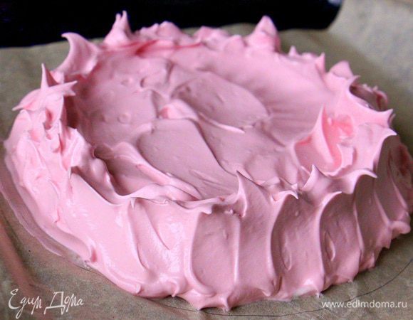 Нарисуйте на бумаге для выпечки круг диаметром 18-20 см и выложите внутри него взбитые белки.