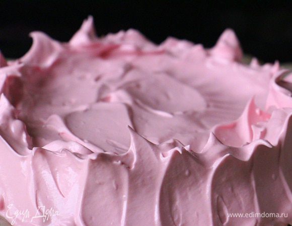 Верх коржа должен быть плоским, края можно немного приподнять при помощи ложки. Я сделала «язычки пламени». 