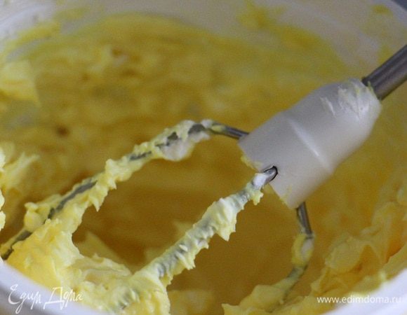 Приготовьте крем. Взбейте масло комнатной температуры (не растопленное!) с сахарной пудрой. Добавьте холодный творожный сыр и краситель (если используете). И продолжайте взбивать, пока продукты не перемешаются. 
Добавьте 2-4 ст. л. молока (смотрите по вашей консистенции).