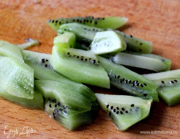 Нарежьте очищенный киви. 