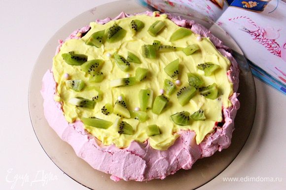 Отправьте торт в холодильник на 15-20 минут. И наслаждайтесь его прекрасным вкусом!