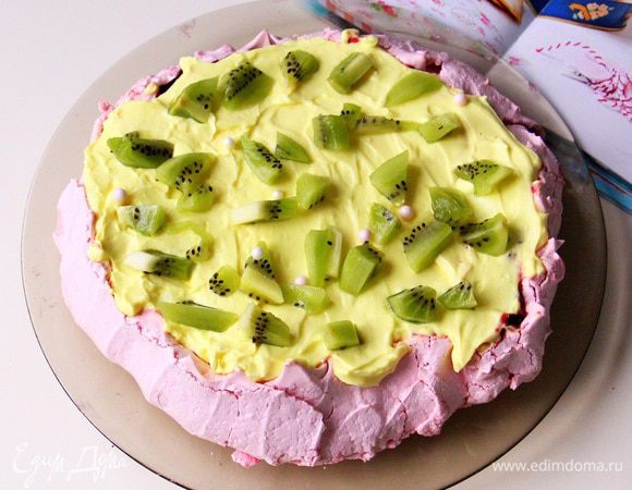 Отправьте торт в холодильник на 15-20 минут.
И наслаждайтесь его прекрасным вкусом!