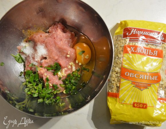 Смешать в миске фарш, яйцо, специи, зелень, зеленый перец чили мелко рубленый. Очень хорошо перемешать. 