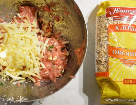 Твердый сыр натереть на терке и смешать с фаршем.