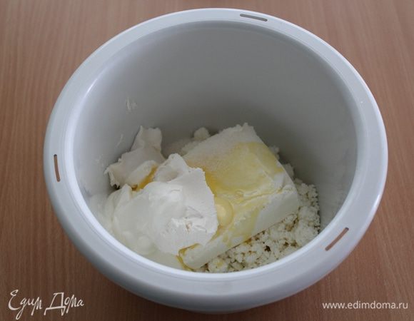 Творог, сметану, сахар, растопленное сливочное масло, ванильный экстракт взбить погружным блендером до однородности.