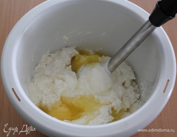 Добавить яйца, опять все пробить блендером.