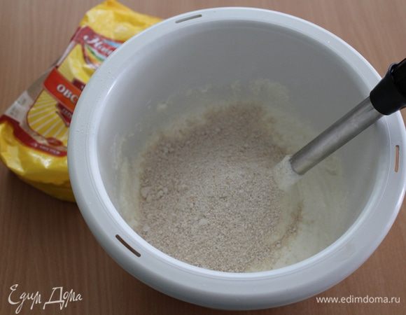Добавить измельченные овсяные хлопья ТМ «Националь» (чем мельче измельчены хлопья, тем нежнее будет пудинг).
