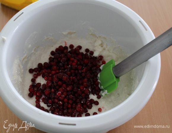 Добавить ягоду, перемешать.