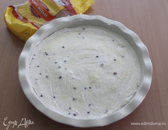  Форму смазать сливочным маслом и выложить в нее творожную массу. Смазать сверху слегка взбитым желтком.