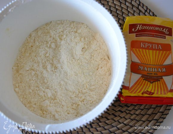 Растереть масло с мукой в крошку.