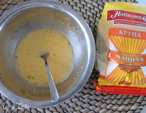 Яйцо взбить с сахаром до полного растворения сахара.