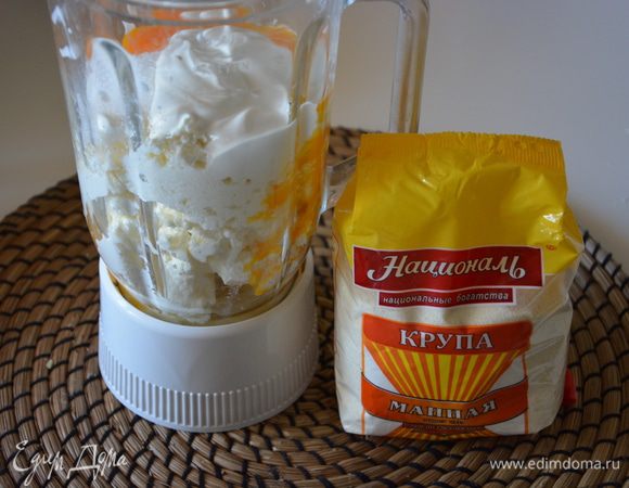 Для начинки взбить в блендере: мягкий творог, желтки, ванильный экстракт, сахар, сливки.