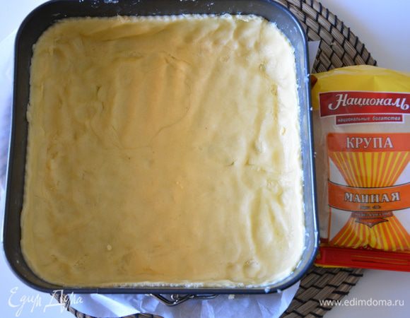 Выложить тесто в форму для выпечки, разровнять.