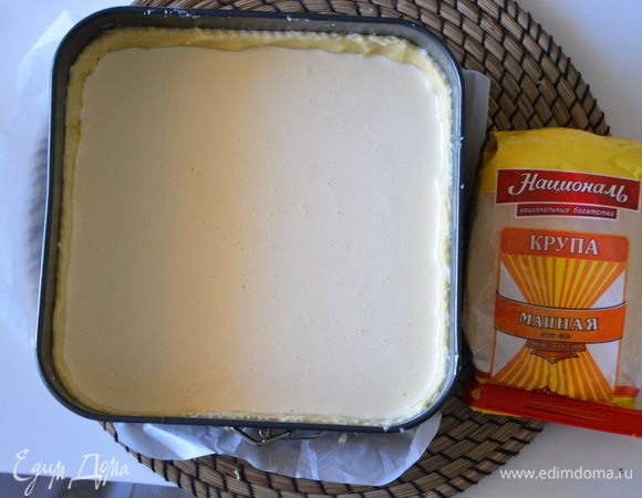 Выложить на тесто творожную начинку и выпекать в хорошо разогретой духовке при 175°С 25 минут.