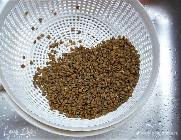 Готовую чечевицу высыпаем в дуршлаг и остужаем.