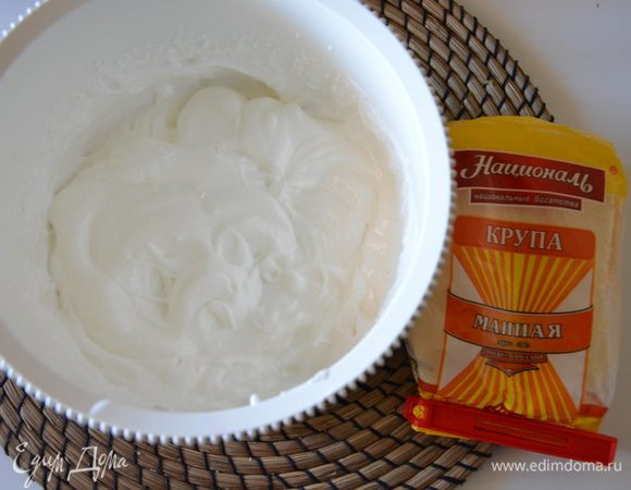 За 5-7 минут до готовности творожного крема достать белки из холодильника и взбить с сахарной пудрой до крепких пиков.