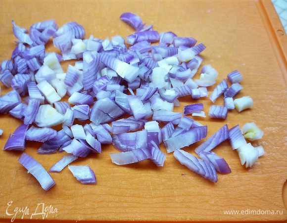 Красную луковицу мелко нарезаем.