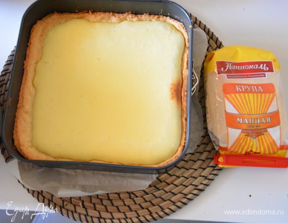 Вынуть пирог из духовки.