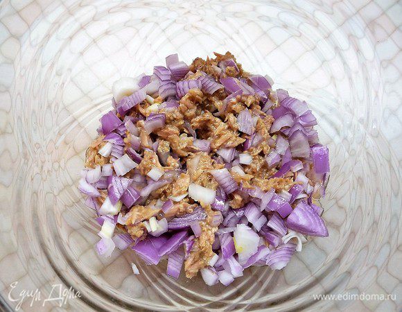 Смешиваем в чашке лук с консервированным тунцом (я использовала тунец измельченный для салата).