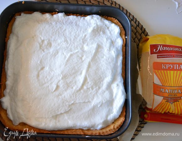 Выложить сверху взбитые белки, выпекать пирог при той же температуре еще 15 минут.