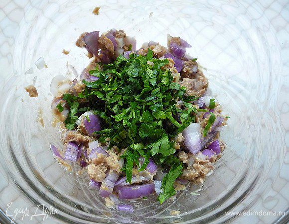 Добавляем измельченную петрушку, перемешиваем.