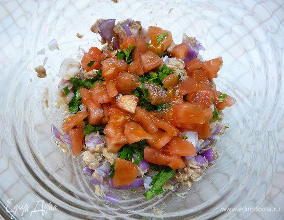 Добавляем нарезанные маленькими кубиками помидоры.