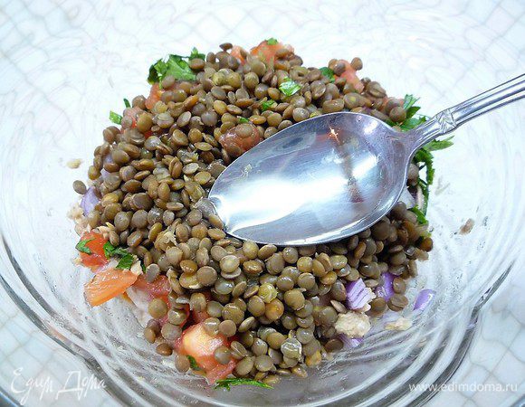 Всыпаем чечевицу, добавляем оливковое масло и лимонный сок.
