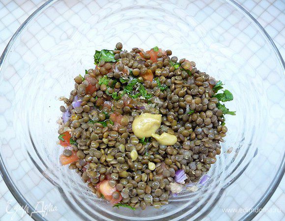 Добавляем горчицу, специи, солим и хорошо перемешиваем.