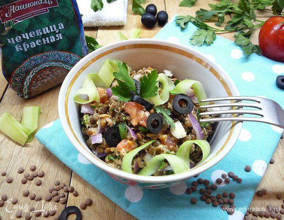 Раскладываем салат по порционным салатникам, украшаем оливками, полосками огурца и зеленью. Приятного аппетита!