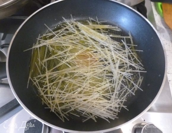 В другой сковороде разогреть оставшееся масло, наломать рисовую лапшу и обжарить. Добавить лапшу и нут к булгуру, готовить еще 10 минут. Приправить по вкусу солью и перцем. Снять с огня и оставить под крышкой на 10 минут.