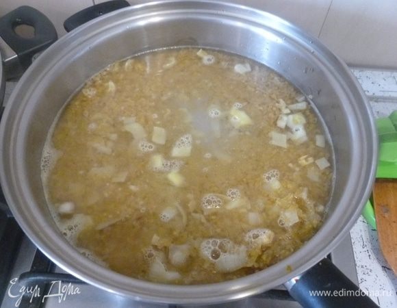 Добавить булгур, залить горячим бульоном. Варить под крышкой 8 минут.