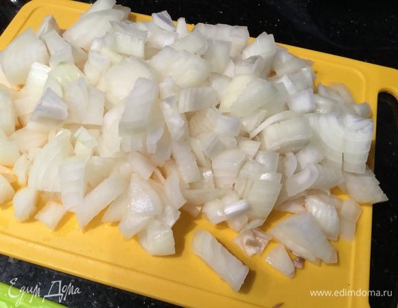 Нарежьте мелко лук.