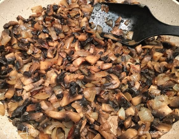 Добавьте грибы, посолите, поперчите и жарьте до готовности около 15 минут.