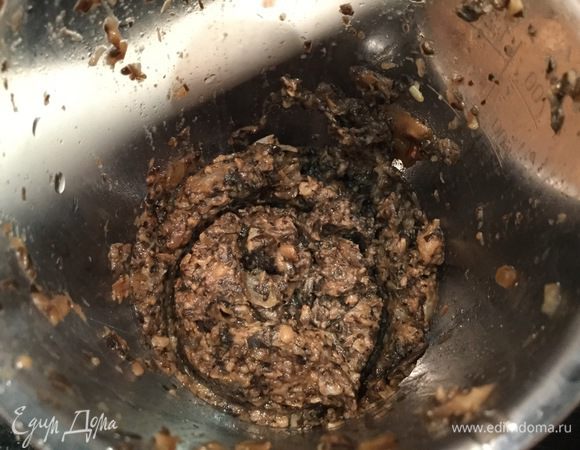 Измельчите готовые грибы в блендере.