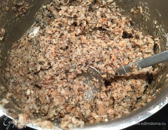 Смешайте гречку, грибы и муку.