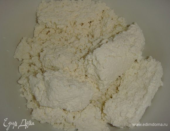 В чашу выложить творог, у меня обезжиренный.