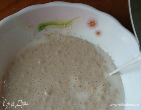 Добавить остальное молоко, сахар. Перемешать и отставить на 1 час в теплое место. Лучше всего поставить в микроволновку и рядом полстакана кипятка. Очень быстро тогда идет процесс.