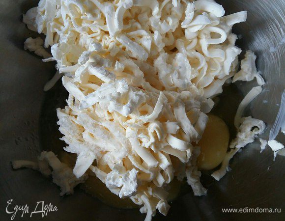 После этого в отдельной посуде смешать, натертое на крупной терке сливочное масло из холодильника (можно маргарин, кто что любит), яйца и щепотку соли. 