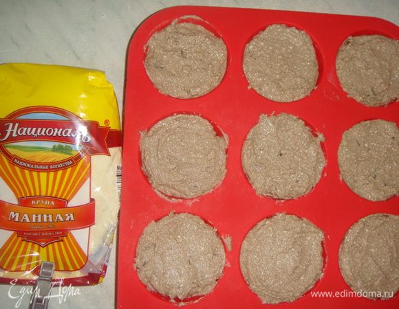 Разложить массу по силиконовым формочкам. Выпекать в разогретой до 180°С 25-30 минут.