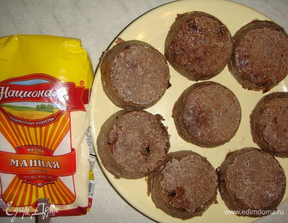 Готовые сырники остудить и вынуть из формы.