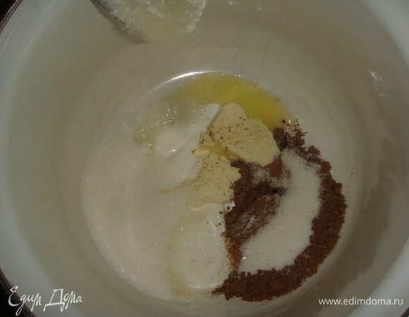 Ингредиенты для глазури выложить в кастрюльку.