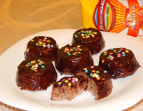 Нанести глазурь на сырники с помощью силиконовой кисти. Мегашоколадные сырники готовы. Приятного аппетита! 