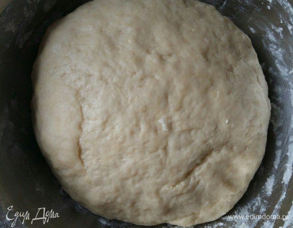 Замесить тесто и поставить в теплое место примерно на 45 мин.