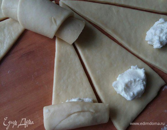 Вот так скручиваем и выкладываем на противень. Запекаем в духовке при температуре 200-220°С 20-30 мин. После первых 20 минут я заглядываю в духовку, часть уже готовых снимаю и вновь ставлю противень в духовку и пеку дальше остальные. Все зависит от вашей духовки. Из этого теста у меня получилось 2 больших противня.