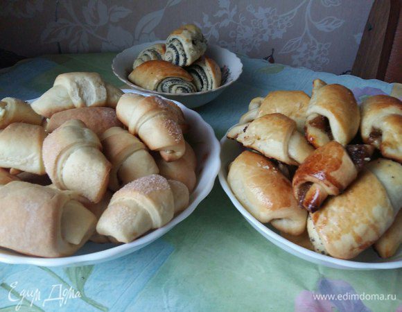 Здесь уже часть рогаликов отсутствует, т.к. была поглощена еще горячими :) На фото видно, что часть рогаликов я смазывала желтком, а часть нет. Просто так я пометила творожные рогалики. Приятного чаепития!