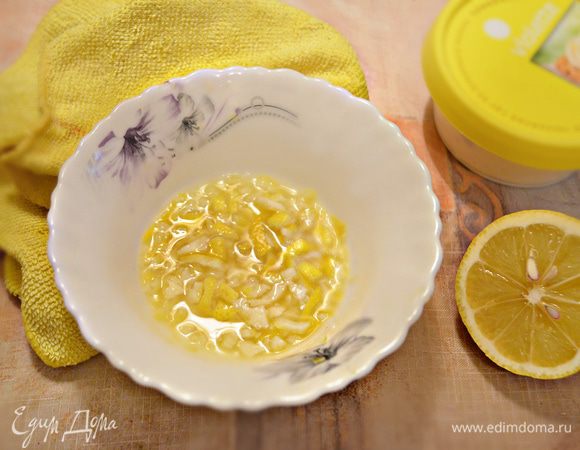 Снимите цедру с половины лимона и выжмите сок.