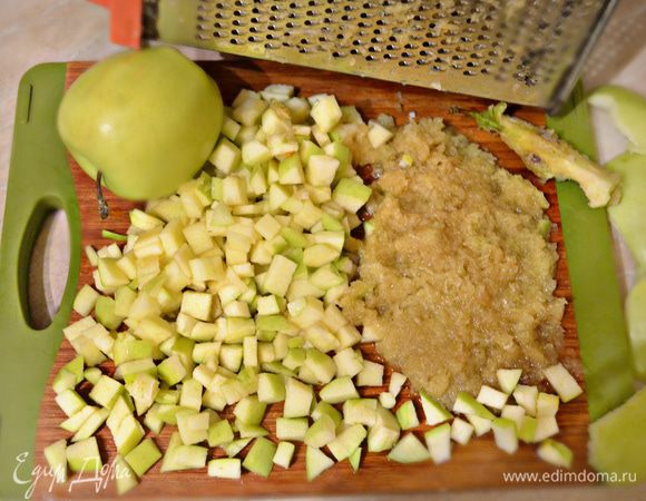 Из яблок удалите сердцевину. Одно нарежьте мелкими кубиками, а два яблока очистите от кожуры, натрите на мелкой терке и полейте подготовленные яблоки лимонным соком.